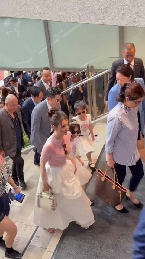 郭富城携妻女亮相马场，两女儿身高引注目
