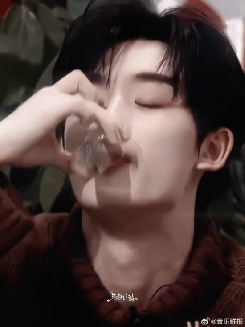 看小丁一脸看热闹不嫌事大的样子,殊不知这个游戏难度,换他上场照样直接卡住