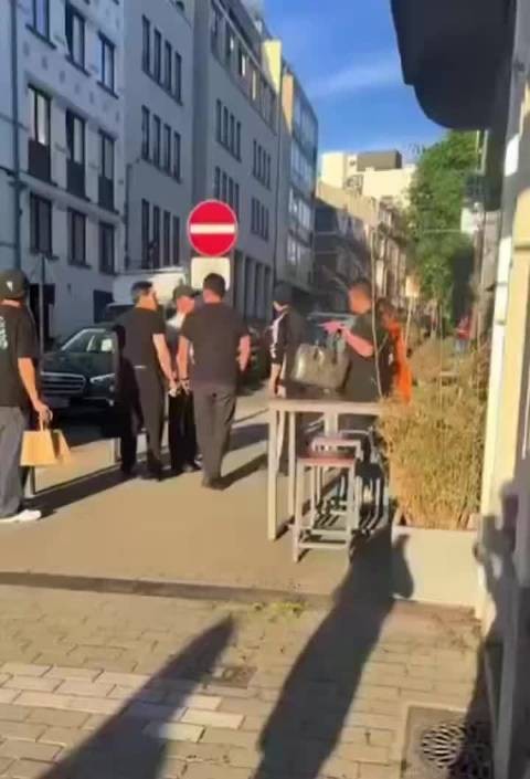 柾国泰亨与友人打保龄球聚餐