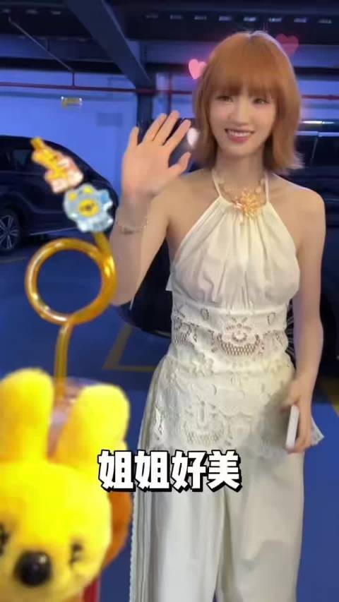 黄灿灿获粉丝赠送毛绒奖杯，笑称祝大家都能拿奖