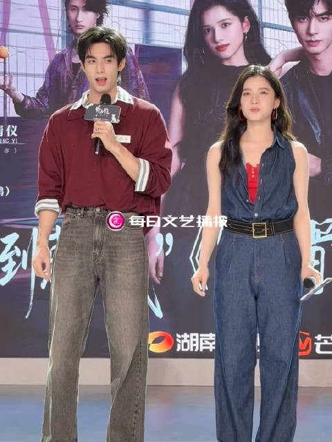 播报看热剧|@宋威龙99 @张婧仪 复古风舞蹈~~宋威龙最后还萌萌比耶!