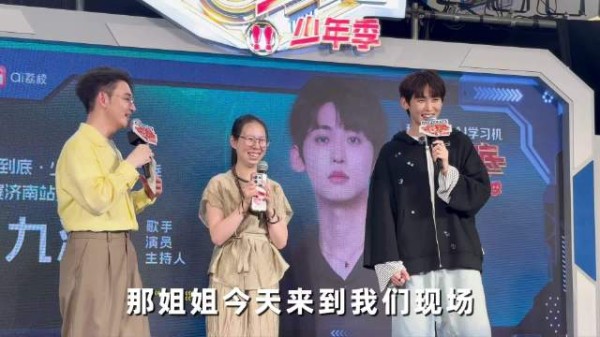 唐九洲暖心安慰哭泣少年，温柔摸头拥抱感动全场
