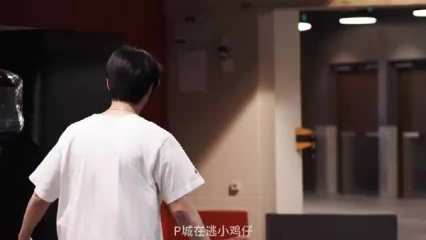 TEC33Svan亮相澳门邀请赛,宽肩造型引关注