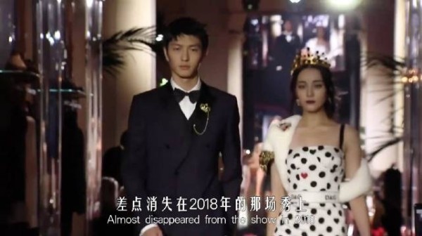当年的那张合照背后，原来藏着迪丽热巴如此决绝的坚持