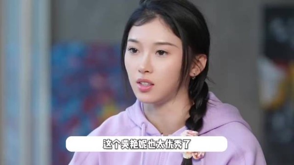 吴艳妮北体研究生毕业，化淡妆穿学士服甜美可人，身材纤瘦大长腿吸睛