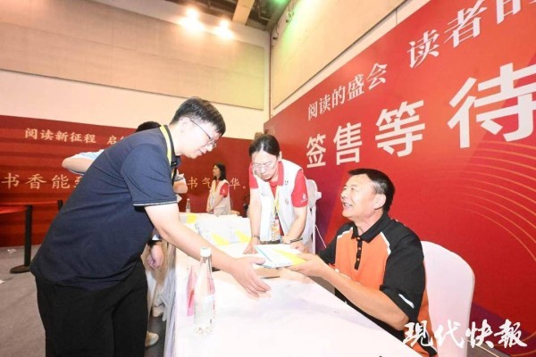 书展观察员｜今年江苏书展，文学正从菜场、馄饨店和外卖箱里走来