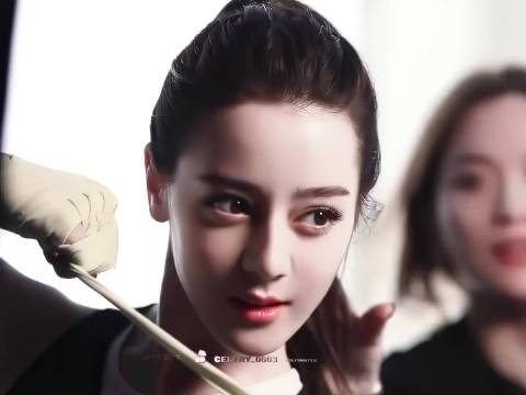 迪丽热巴饰演功夫女足前锋钰珑,红衣倒挂金钩惊艳亮相