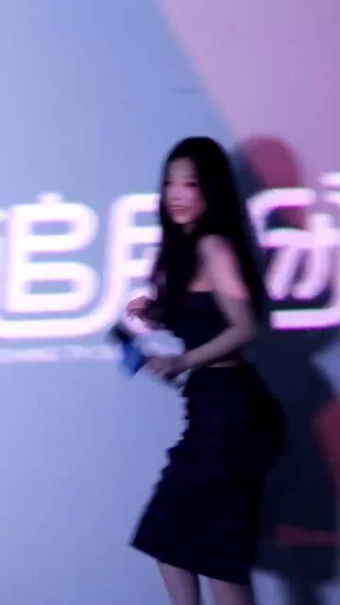 虞书欣《灿如繁星》追剧团亮相，戏里教师戏外甜妹反差吸睛