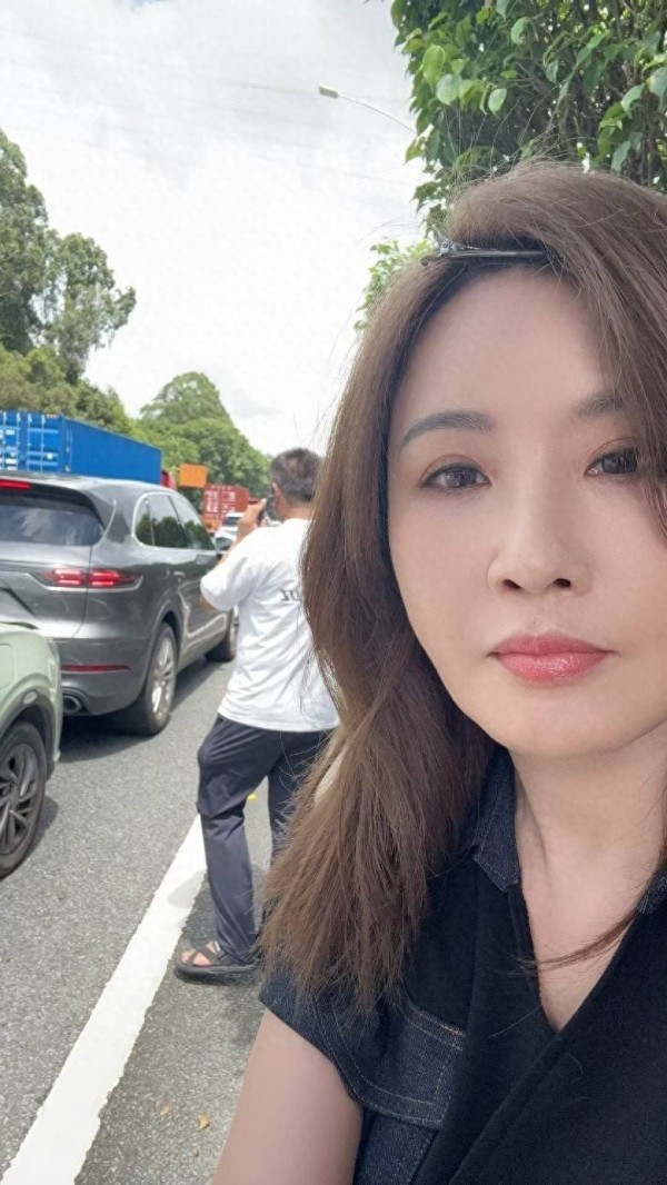 香港知名女星深圳遇车祸，三车连环撞车头撞到变形，安全带救命