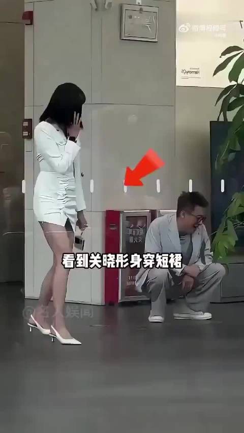 “为何关晓彤总是被短裙硬控?看被限制行动力的秦岚,才知背后无奈…”