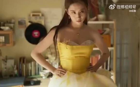 “玫瑰的故事:玫瑰正试穿礼服,方协文来找,一开门被美艳得直迷糊 ”