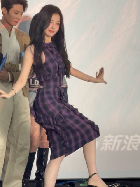 虞书欣穿紫色好有韵味,今日剧宣look也太美了