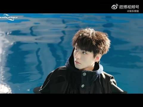 王俊凯重庆演唱会门票秒售馨,光脚海报引热议