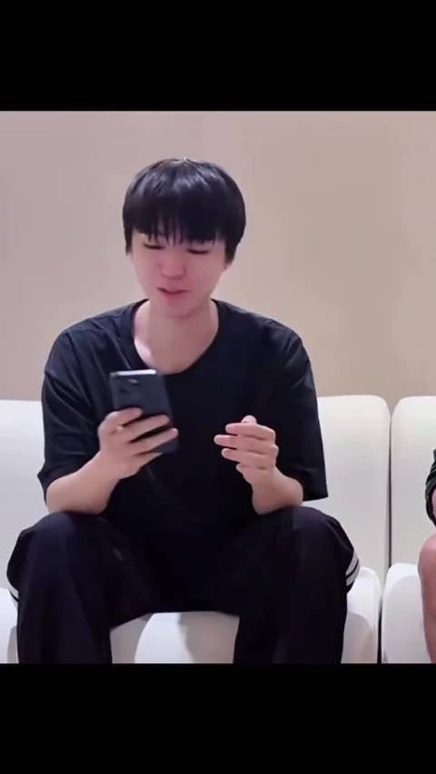 王俊凯自己多火心理没有数吗 两台手机都抢不到,怪谁呢?