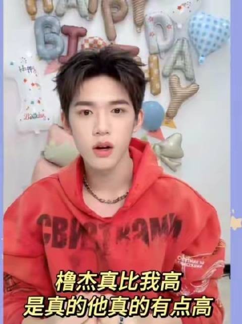 小官透露小杰身高略胜一筹,还主动邀他同练