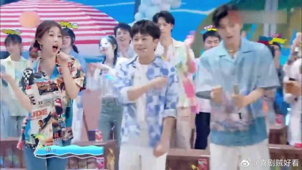 全员合唱《请到天涯海角来》，欢乐气氛，让人陶醉