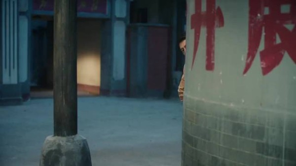 妹妹和男友约会,谁料二哥蹦出来,后边那条街没有路灯
