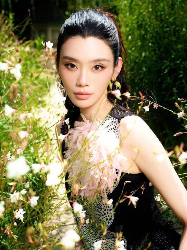 搜狐娱乐讯 近日,奚梦瑶在自己的社交平台上晒出一组参加活动的美照,她身穿黑灰色无袖长裙缀柔粉立体花饰,柔媚与清冷相融,复古贵气感十足。