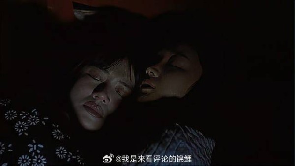 姑娘失恋太痛苦,闺蜜心日夜陪伴,还得是姐妹情啊