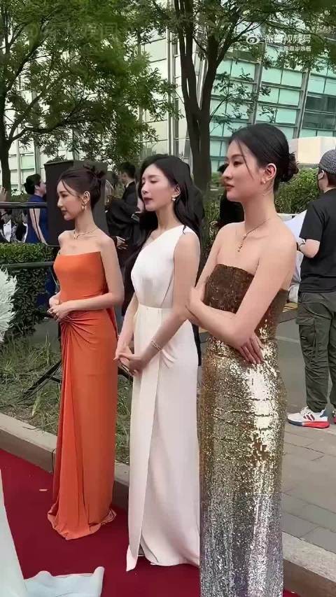 明星候场社交观察:肖战杨洋点头致意,沈腾马丽互动亲密,白百何掌掴引注目