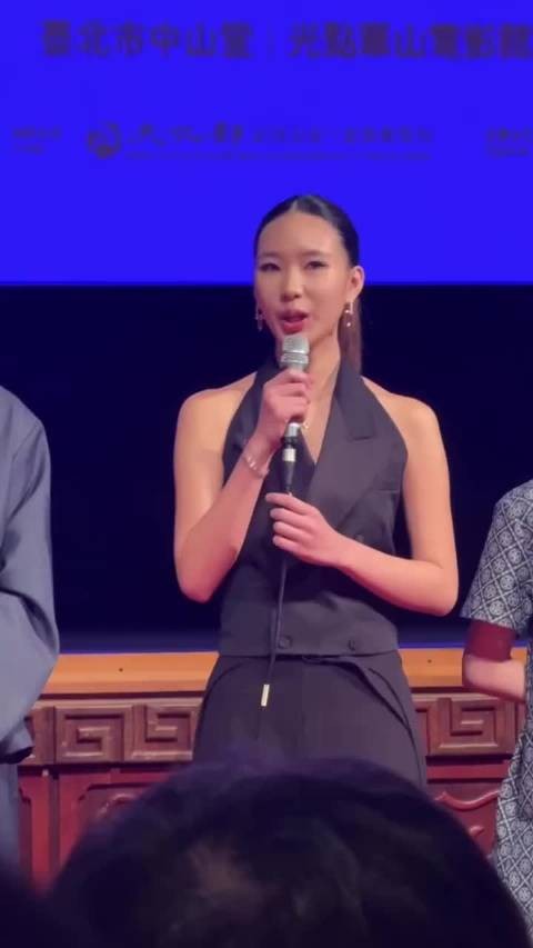 小S大女儿Elly首映礼谈演戏经历,妆容成熟显华裔气质