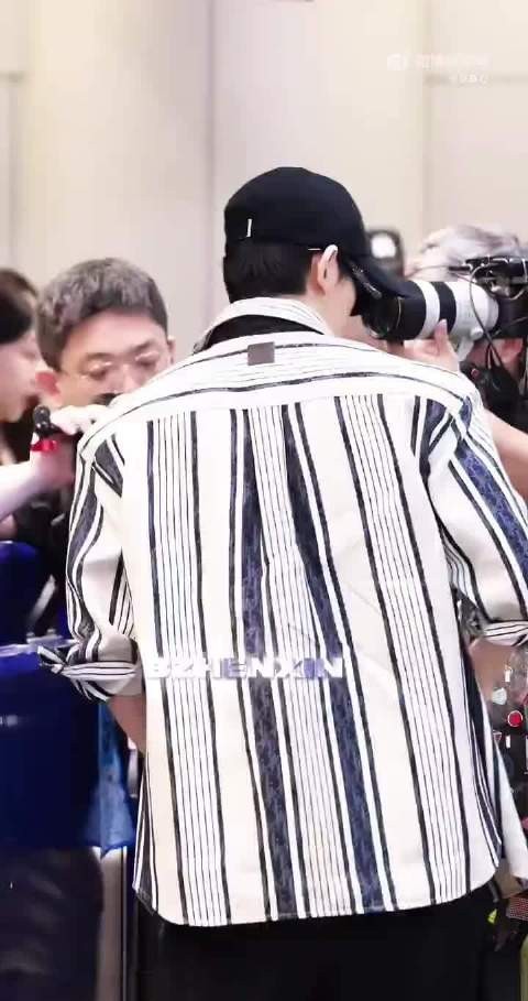 邓为亮相墨西哥时装周,旅综展现暖心反差