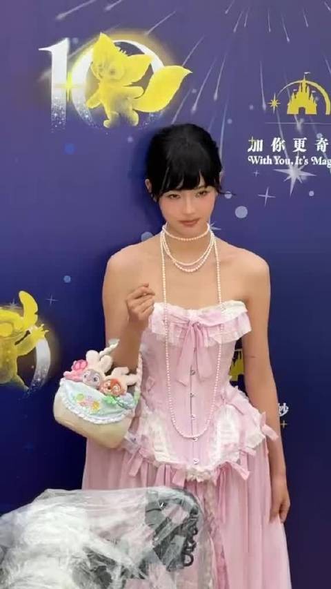 赵佳丽好美 今天赵佳丽迪士尼十周年好甜
