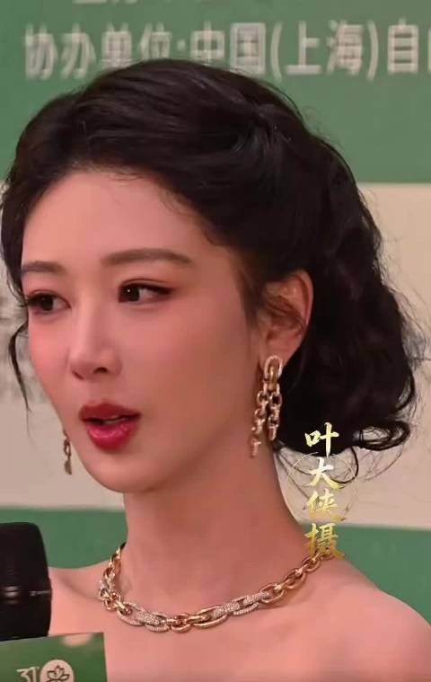 近距离看,杨紫这妆造确实很顶,视频生到脸上的痣都好清晰