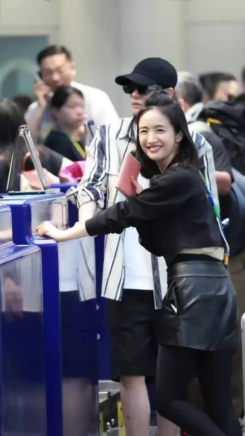 林依晨携蛇皮袋现身花儿与少年8录制