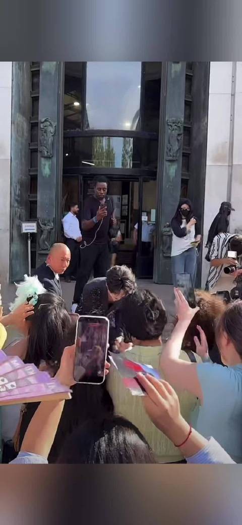 云旗巴黎高定时装周下班与粉丝热情互动