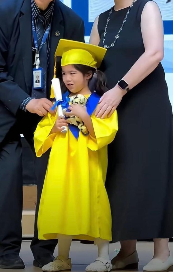 搜狐娱乐讯 近日,姜潮麦迪娜分享女儿幼儿园毕业的日常片段,麦迪娜在台下见证女儿毕业瞬间时难掩情绪落泪,满含爱意的亲子画面温馨动人。