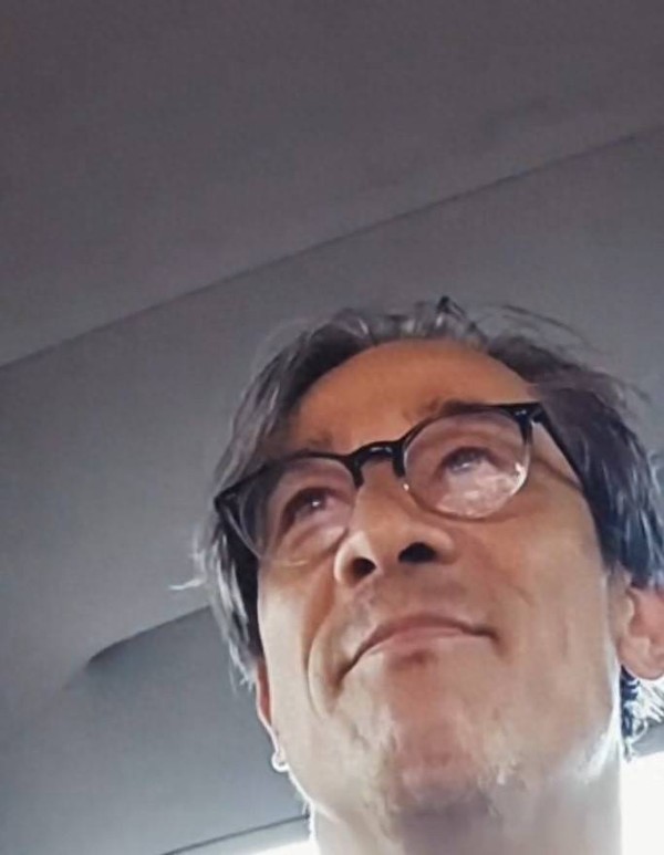香港帅气星二代因满头白发,未被司机认出,当面讲其花边新闻