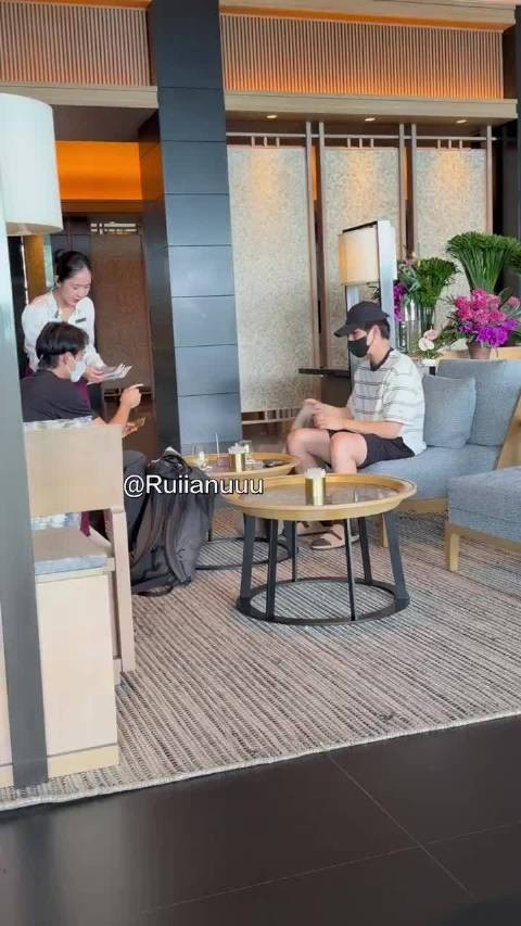 网友富国岛偶遇王安宇,老王哥又又又出去玩了,状态看起来好好,玩的开心!
