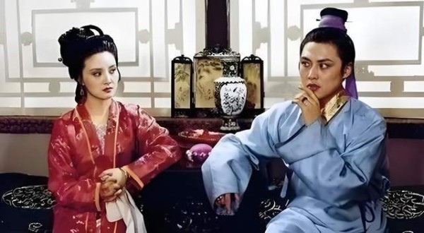 贾琏抱怨王熙凤“扭手扭脚”,一句话道尽了她婚姻里说不出的委屈