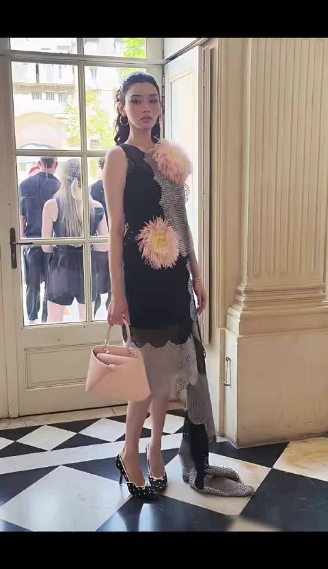 奚梦瑶带娃赶飞机素颜现身，豪门媳妇生活亲力亲为