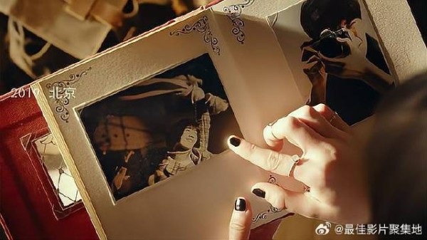 姑娘翻看小伙相册，意外发现妈妈的照片，这下精彩了