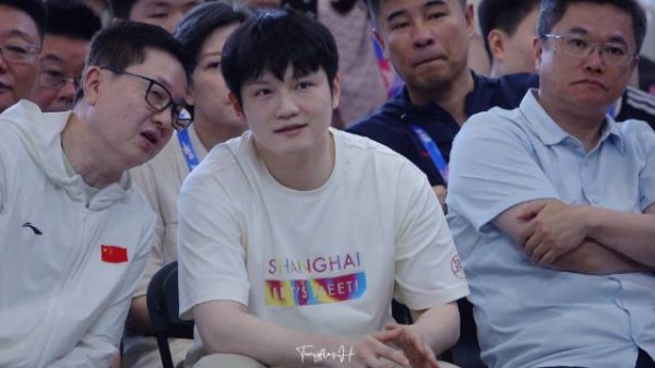 施之皓特意跟宋慧换座位方便说话而此时故事的主角只是在萌萌地看着
