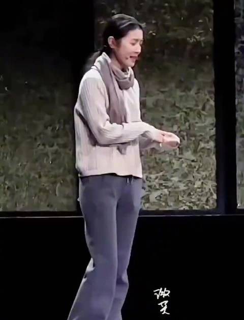 李云霄素颜便装展唱功，透亮音色显专业功底
