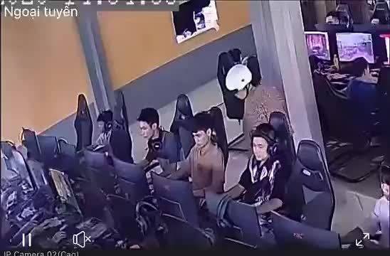 越南奶奶网吧错认孙子，男孩淡定挨骂后获暖心一吻