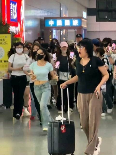 这是粉丝的自发行为还是花钱雇的呢?你们如何看?