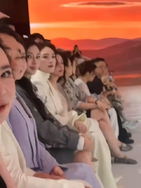 美神稳定发挥,终于明白了那一句我的眼中只有你 ,人群中第一眼就看到了你