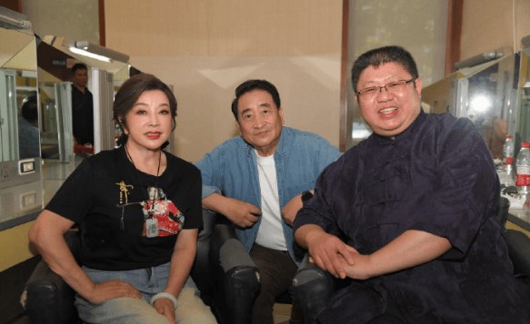 刘晓庆与姜昆合照 回忆83年春晚感叹友情长久