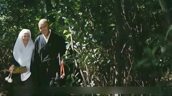 小和尚带着师妹下山化缘,还有这样的操作?