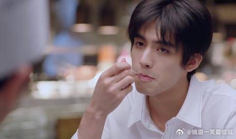 凌霄偷偷帮子秋还钱，子秋听闻一脸惊愕，太有爱了