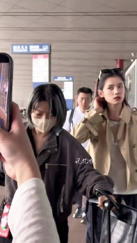 张婧仪脾气还是太好了,顶级骨相美女,随手一拍都像大片,好漂亮