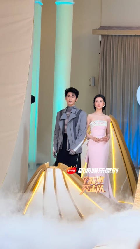 王小亿、王道铁牵手走红毯，一同亮相时尚中国之夜
