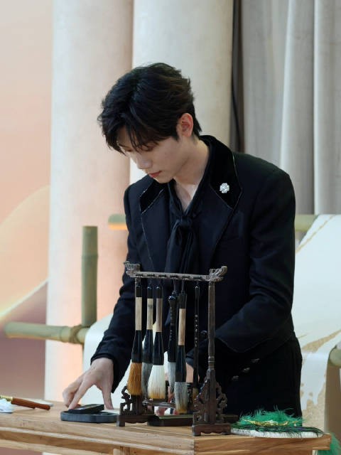 公孙山长好久不见!李卿猫猫感好足,就觉得他好可爱,长长的一条人,帅麻了