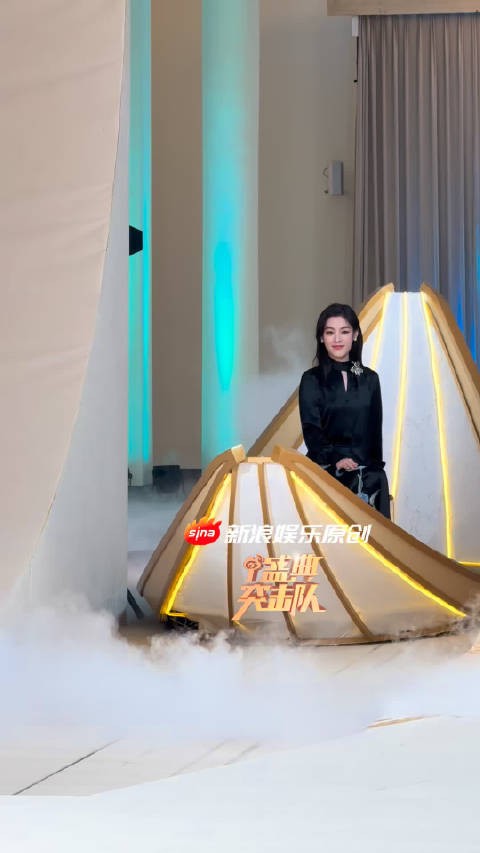 陈丽君一身黑色旗袍亮相红毯,这个造型太温柔啦