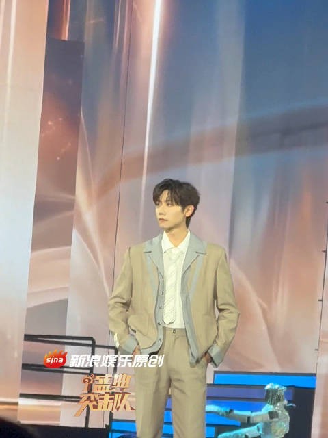 新浪娱乐盛典突击队时尚中国之夜@李卿 一本正经地走秀,冷脸帅