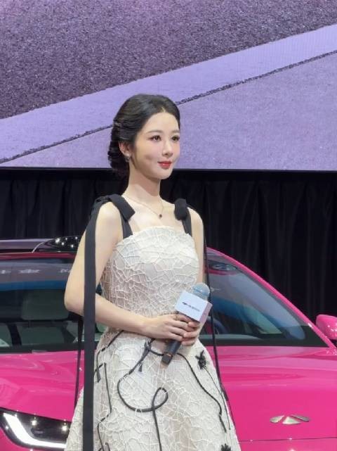 杨紫现场纯生视频绝了 很瘦很白很美很甜!